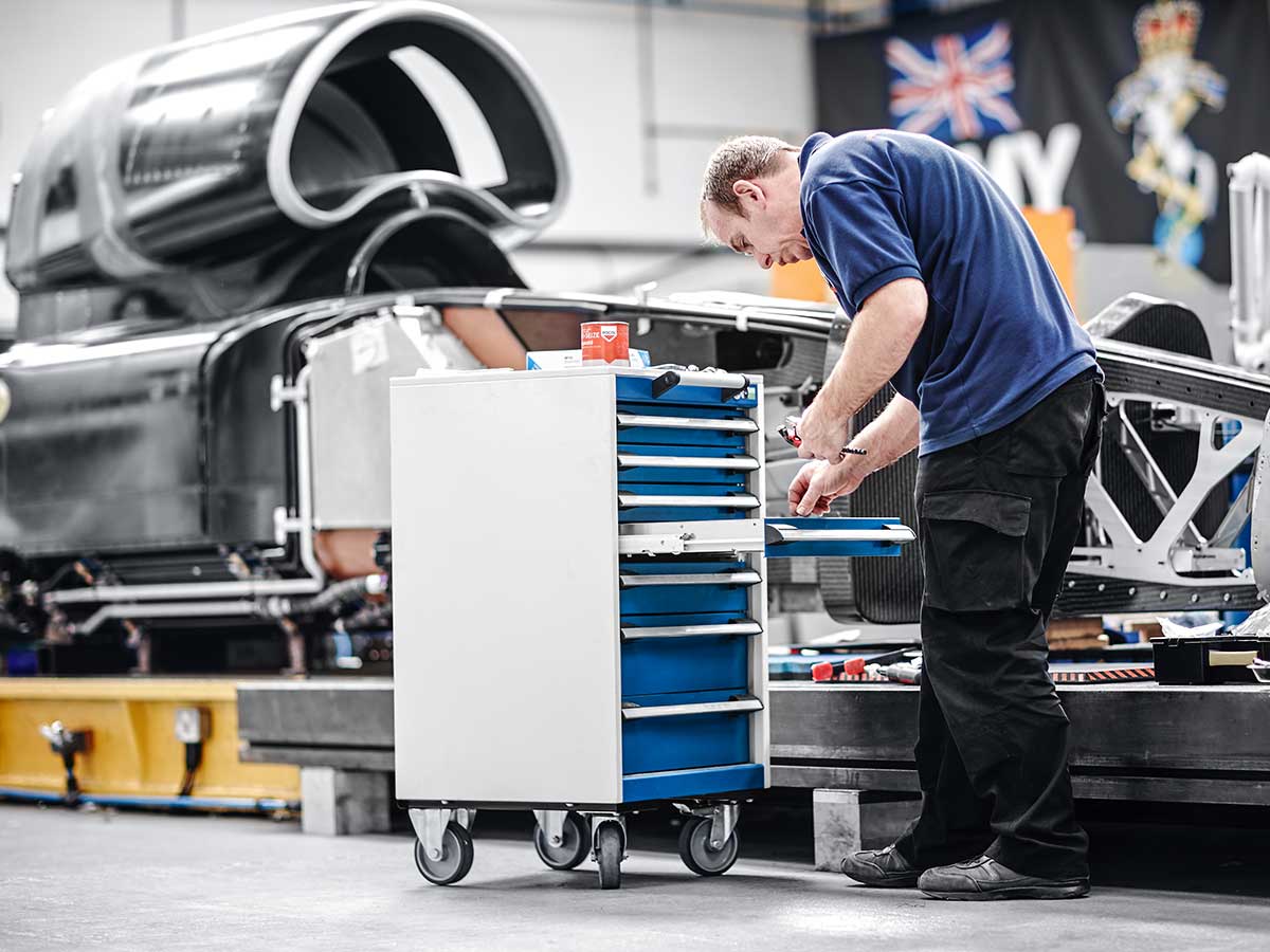 Mobile workshop cabinet with drawer