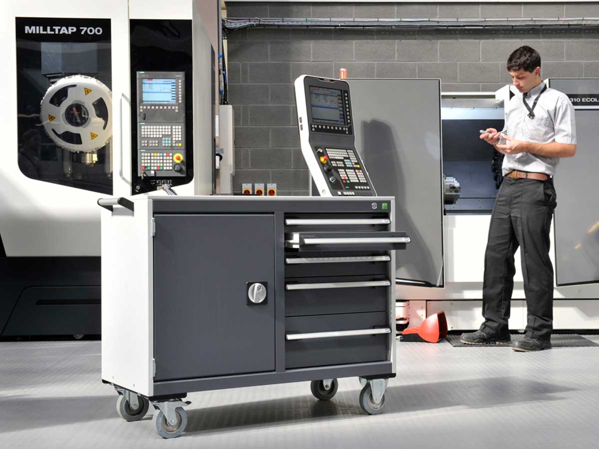 Mobile workbench with drawers for the workshop